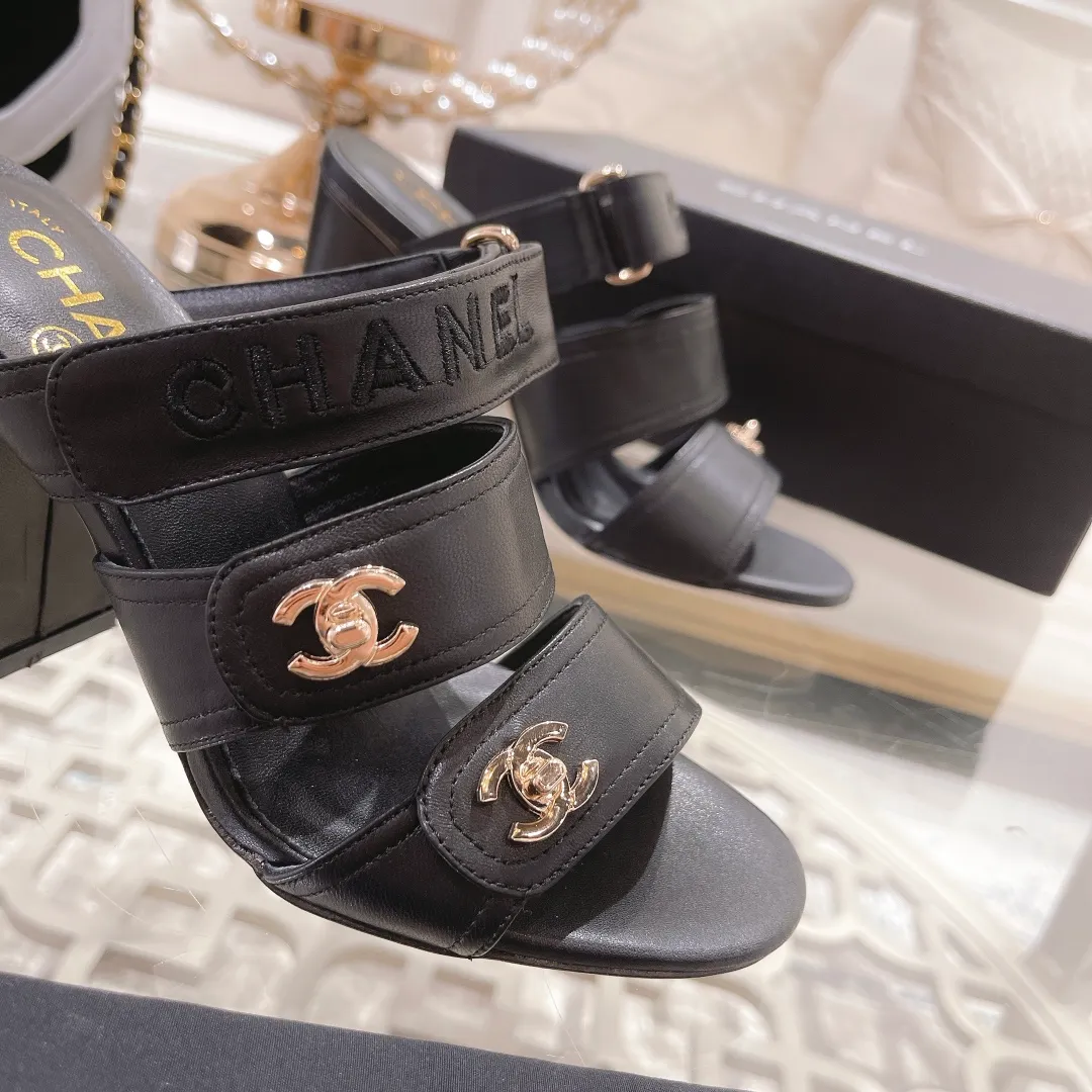 👟👟Ex-factory price 540👟👟 🌹🌹🌹2025 latest CHANEL Chanel early spring catwalk new model 🌸️Purchased the original version in Hong Kong and opened the mold exclusively. Top quality % genuine last developed with smooth lines. The shoe shape is perfect and can be safely entered and exited from the counter! Official website 1:1 production. 🇮🇹🇮🇹🇮🇹 Material: Mixed sheepskin imported from Italy & private molded double C buckle and letters are delicate, smooth, shiny and feel great! 💅The fabric and the feet are made of the same material, which is great on the feet! ! ! Color: black/apricot Code number: 34-40 (custom-made sizes 41 and 42 are non-refundable)